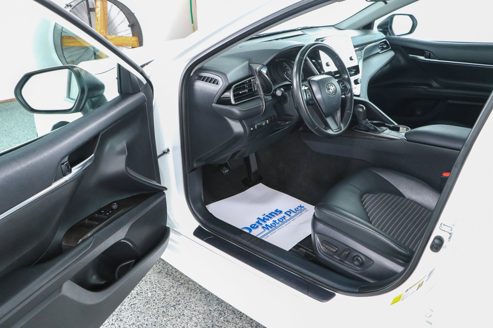 Used 2024 Toyota Camry SE FWD image 3