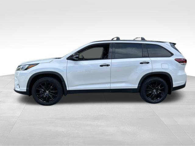 Used 2019 Toyota Highlander SE w/ Nightshade Edition AWD/4WD image 2