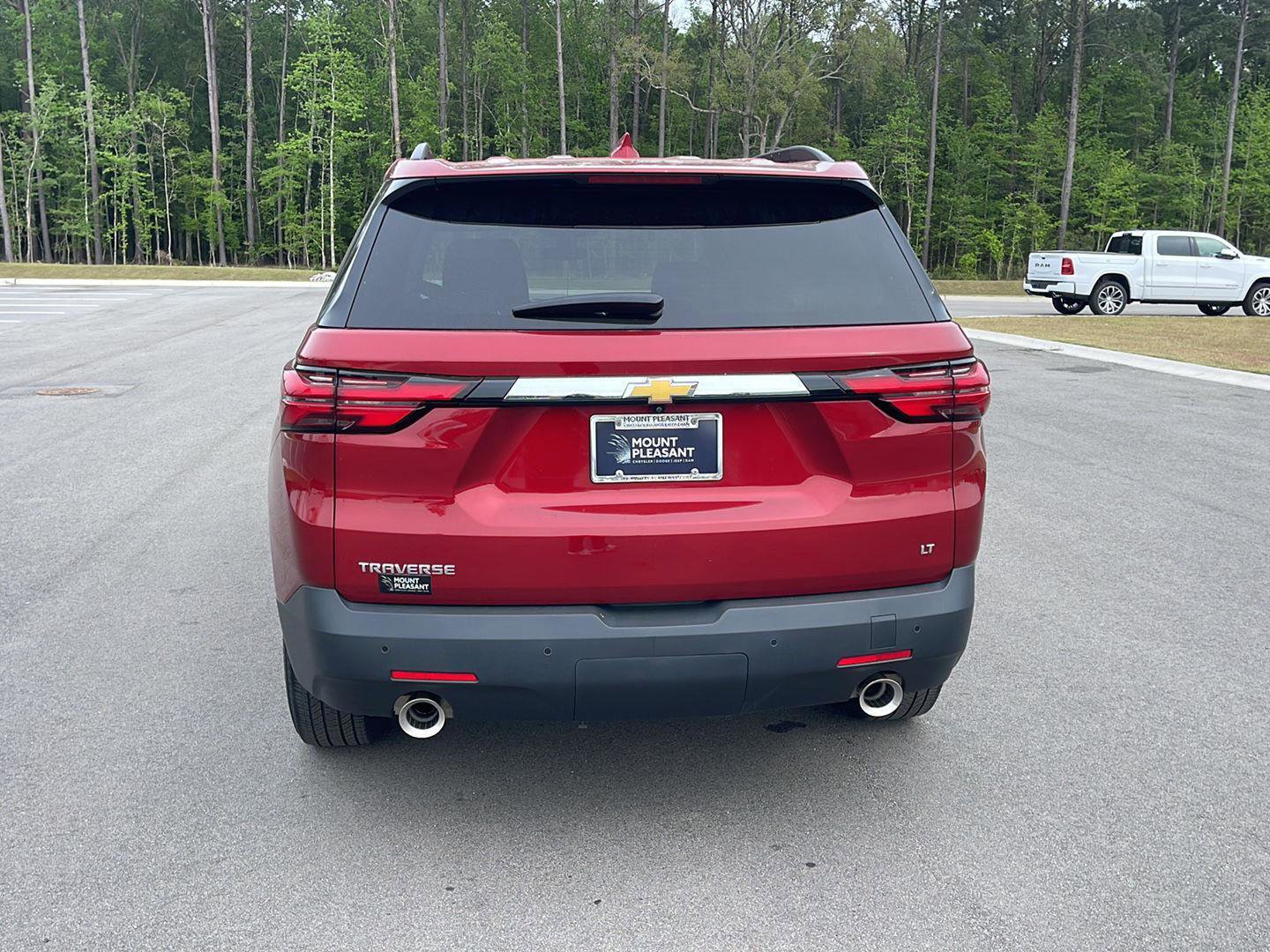 Used 2023 Chevrolet Traverse LT FWD image 6