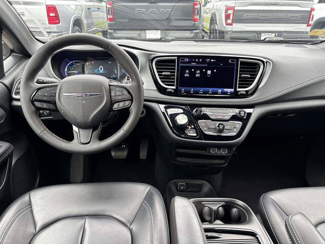 Used 2023 Chrysler Pacifica Touring-L w/ S Appearance Package FWD image 11