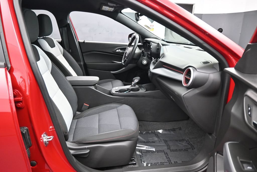 Used 2026 Chevrolet Trax RS FWD image 36