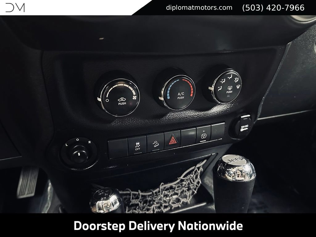 Used 2017 Jeep Wrangler Unlimited Rubicon w/ Connectivity Group AWD/4WD image 32