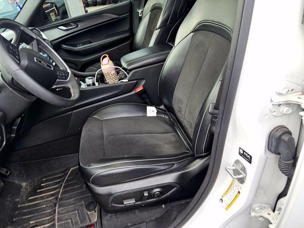 Used 2023 Jeep Grand Cherokee Altitude AWD/4WD image 4