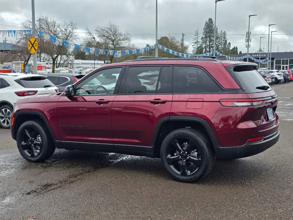Used 2023 Jeep Grand Cherokee Altitude image 2