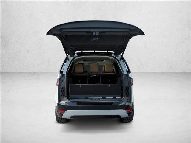 Used 2025 Land Rover Discovery Metropolitan Edition image 6