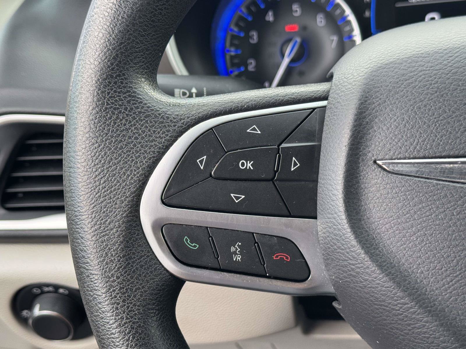 Used 2017 Chrysler Pacifica LX FWD image 11