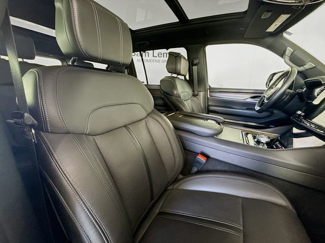 Used 2023 Jeep Grand Wagoneer 4WD w/ Flexible Seating Group image 31