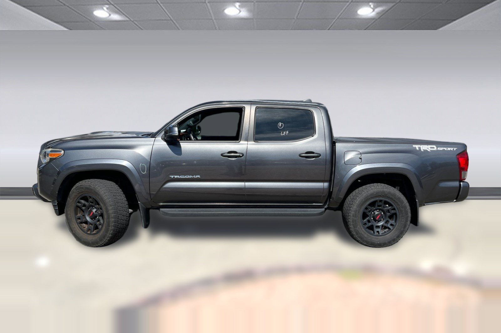 Used 2017 Toyota Tacoma TRD Sport w/ Tow Package RWD image 2
