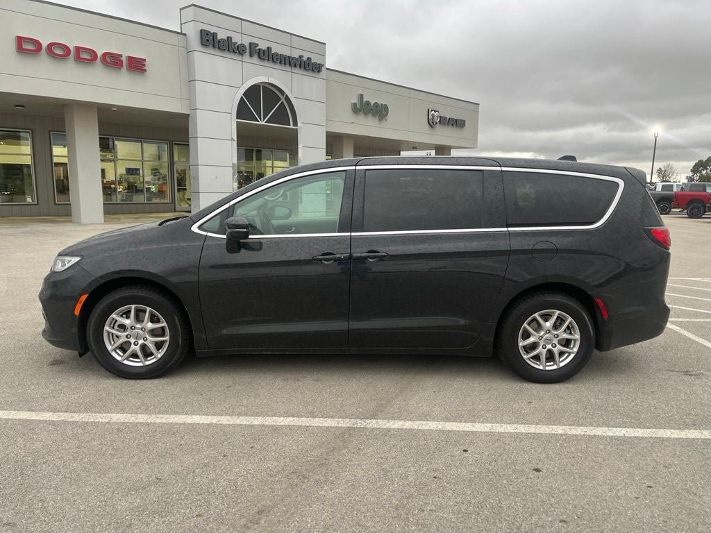 Used 2024 Chrysler Pacifica Touring-L FWD image 2