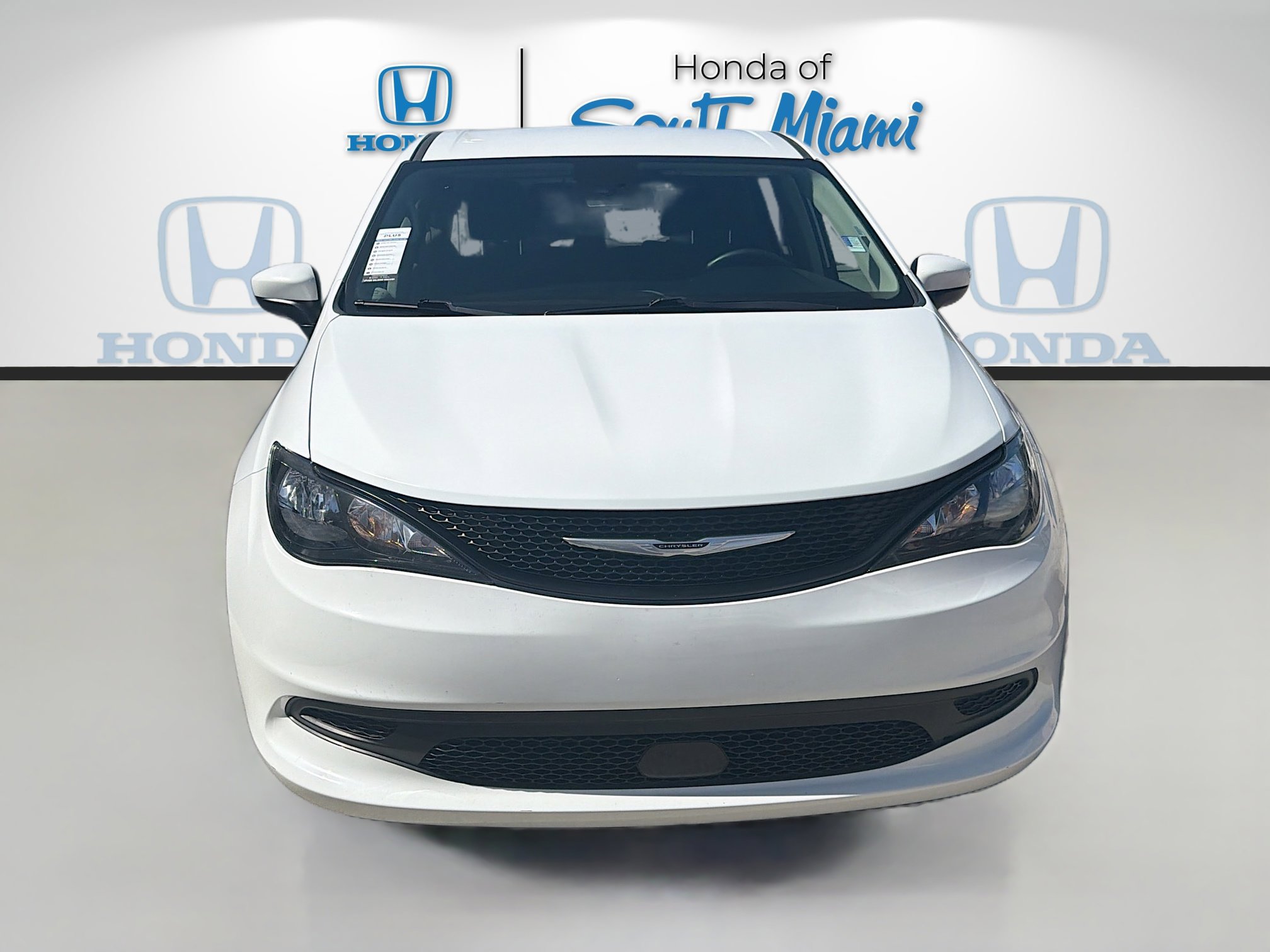 Used 2023 Chrysler Voyager LX FWD image 2