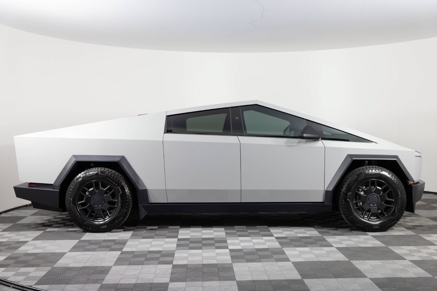Used 2024 Tesla Cybertruck AWD Crew Cab image 9