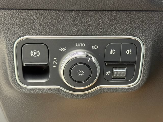 Used 2025 Mercedes-Benz GLB 250 4MATIC image 17
