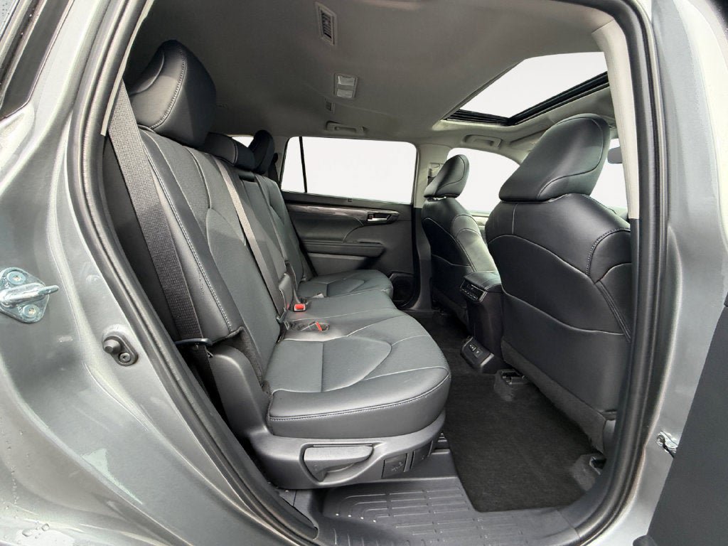 Used 2025 Toyota Highlander Limited AWD/4WD image 23