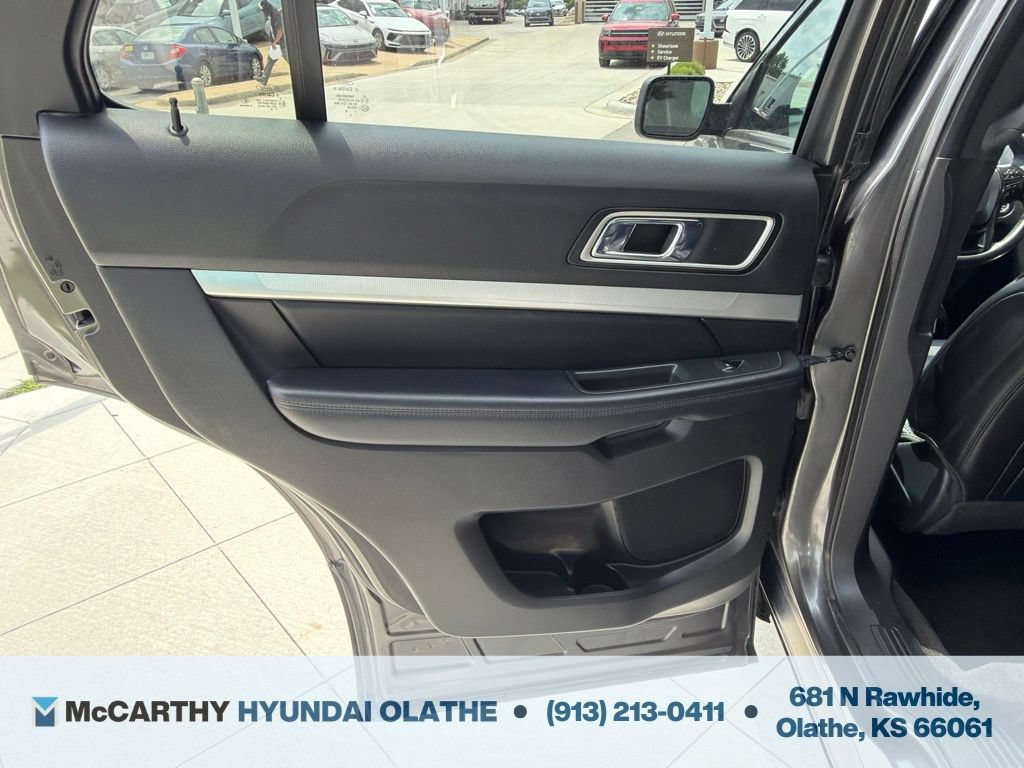 Used 2017 Ford Explorer XLT w/ Equipment Group 202A AWD/4WD image 24