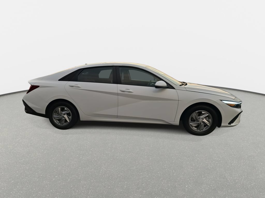 Certified 2026 Hyundai Elantra SE FWD image 4