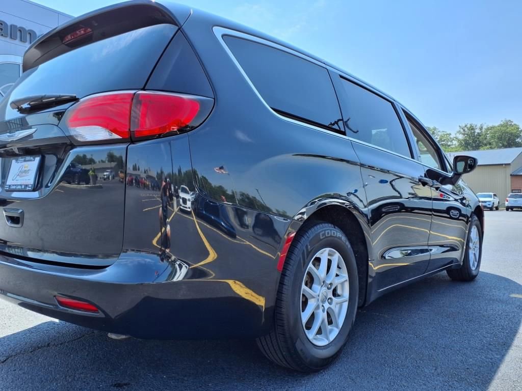 Used 2020 Chrysler Voyager LX image 7