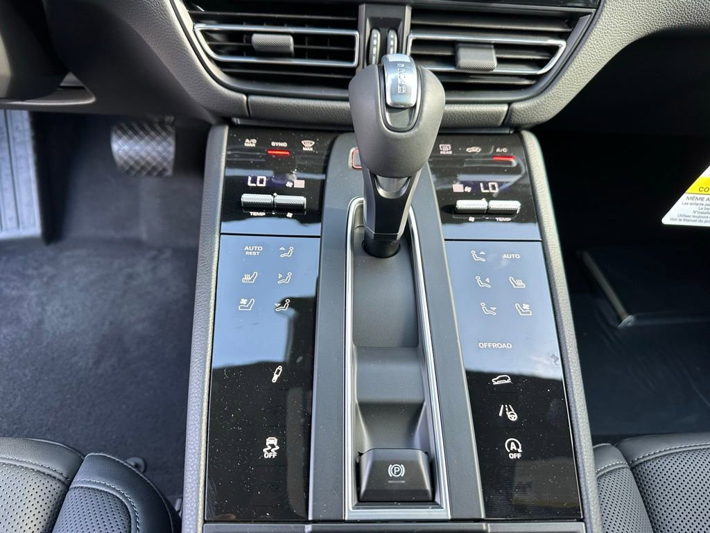 Certified 2025 Porsche Macan AWD/4WD image 22