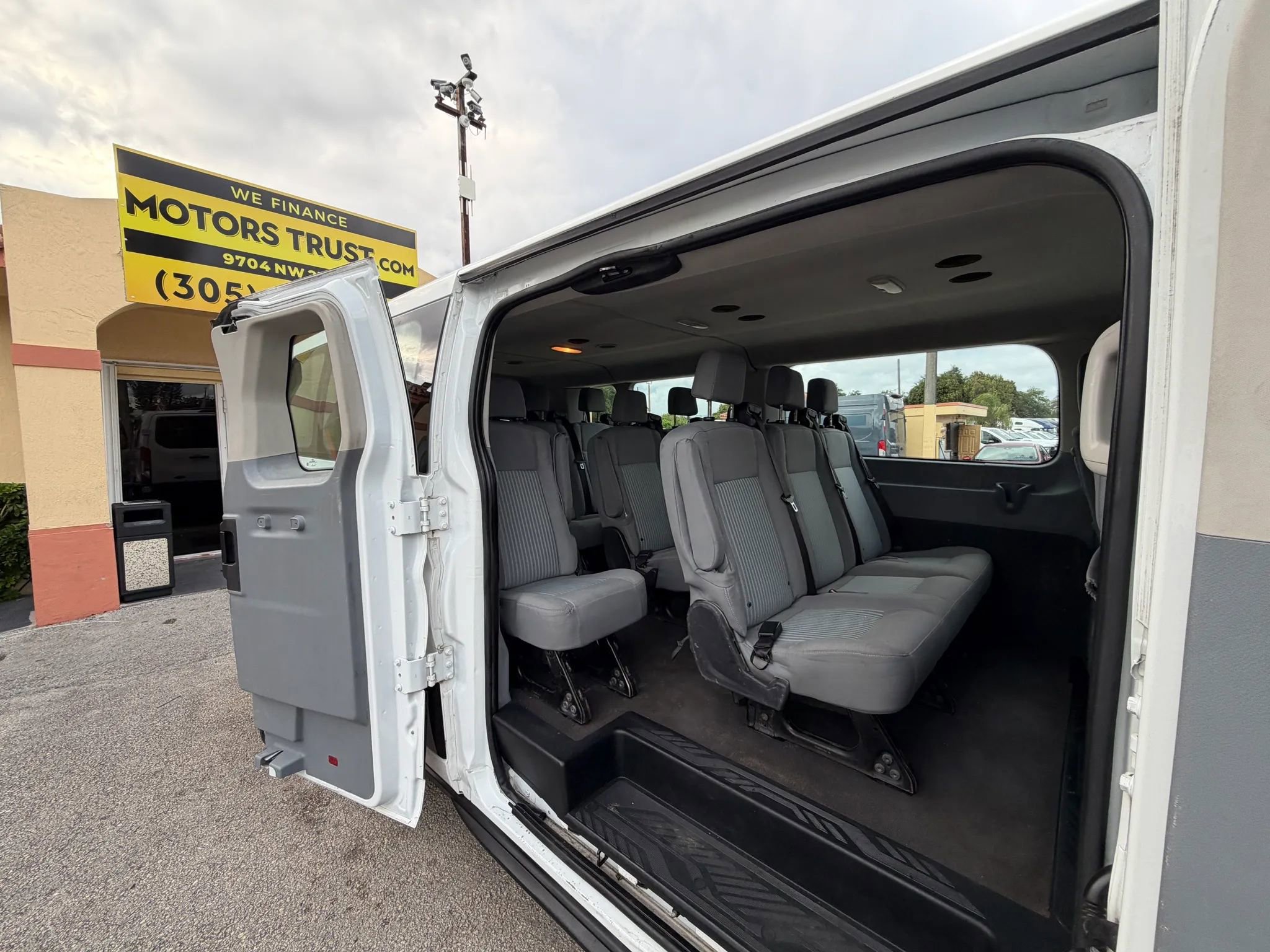 Used 2019 Ford Transit 350 XLT image 6