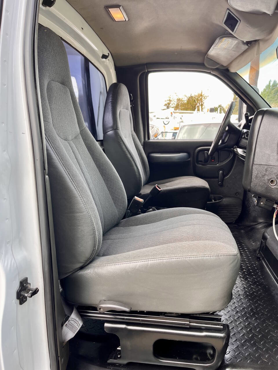 Used 2003 GMC TopKick C4500 2WD Regular Cab image 19