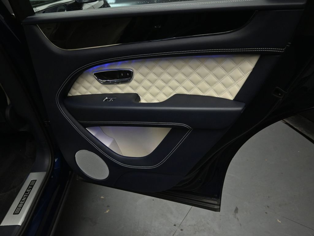 Used 2021 Bentley Bentayga image 26