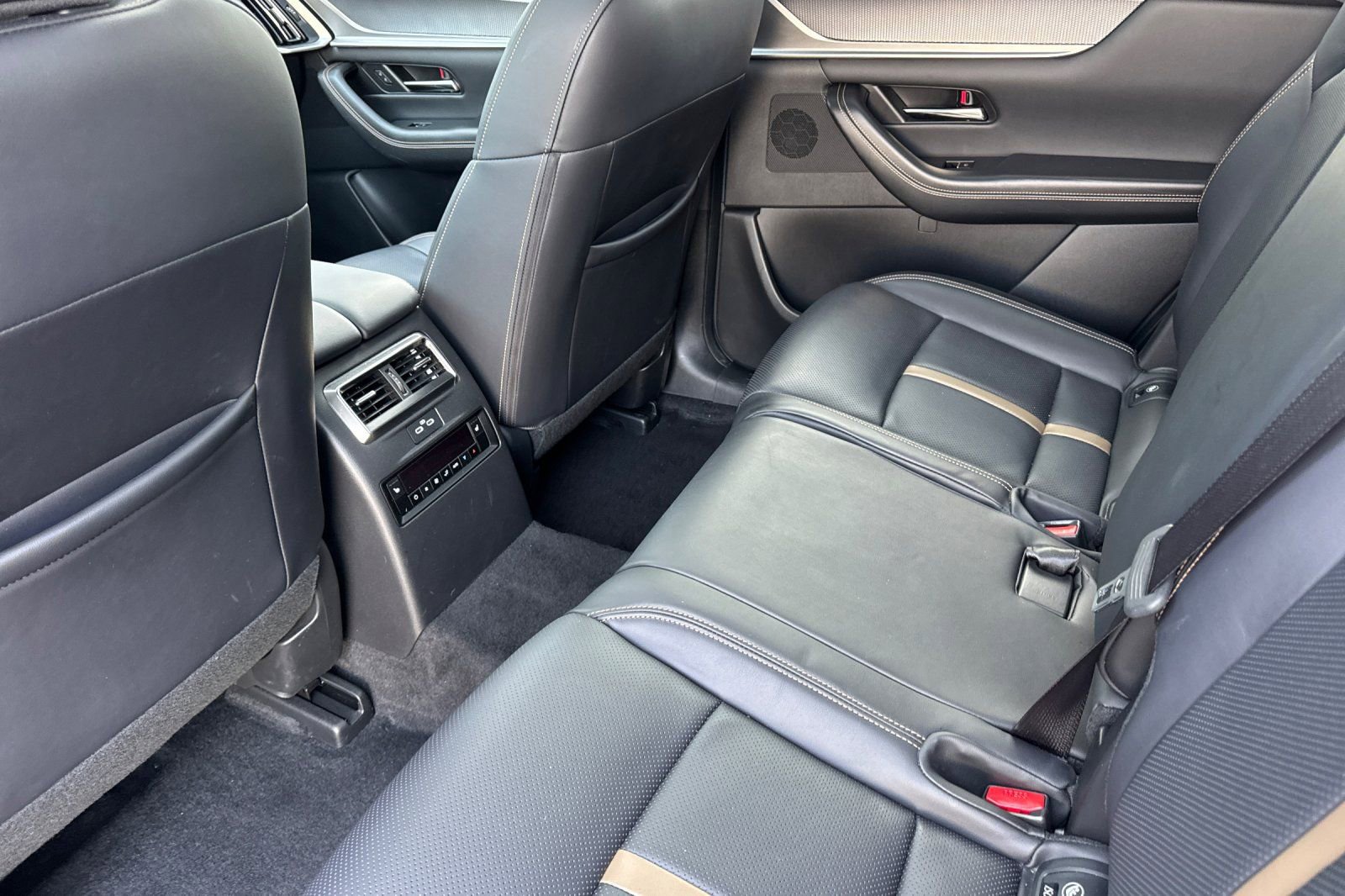 Used 2025 MAZDA CX-70 3.3 Turbo S w/ Premium Package image 12