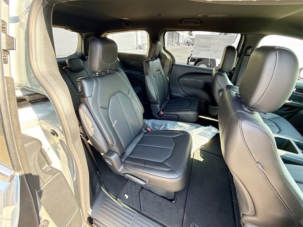 New 2026 Chrysler Pacifica Select image 30