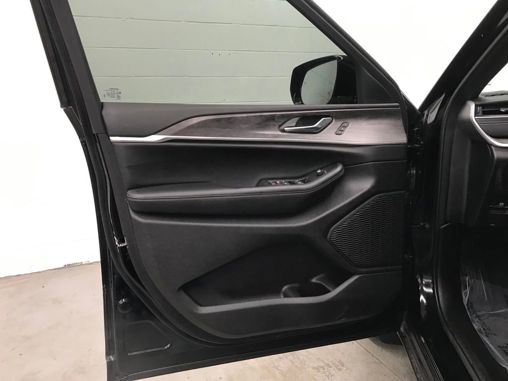 Used 2025 Jeep Grand Cherokee Limited image 9