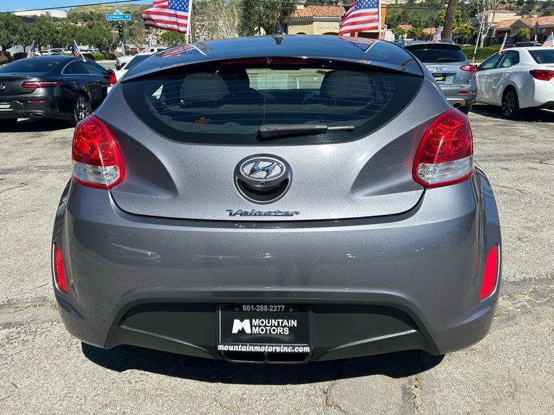 Used 2017 Hyundai Veloster 3dr Cpe Auto image 4