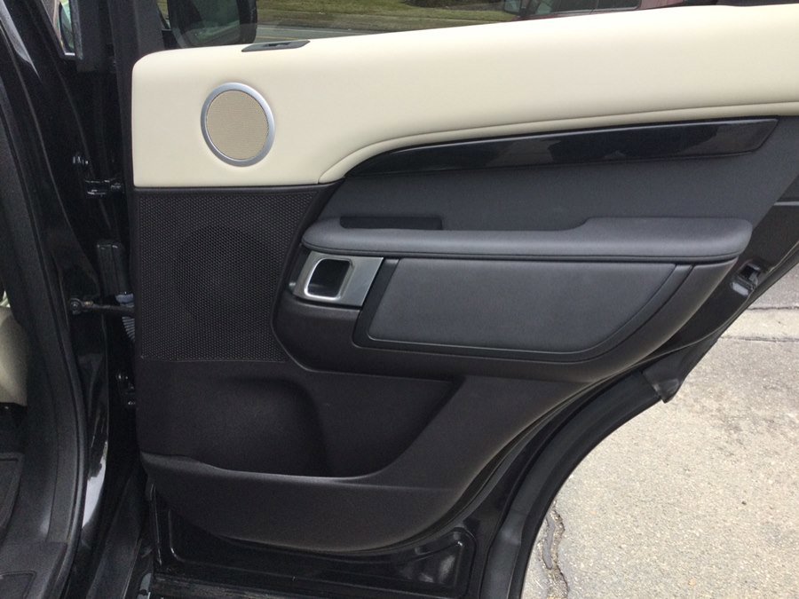 Used 2018 Land Rover Discovery SE image 44