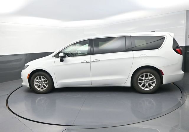 Used 2023 Chrysler Voyager LX image 4