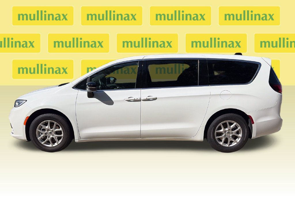 Used 2025 Chrysler Pacifica Select FWD image 10