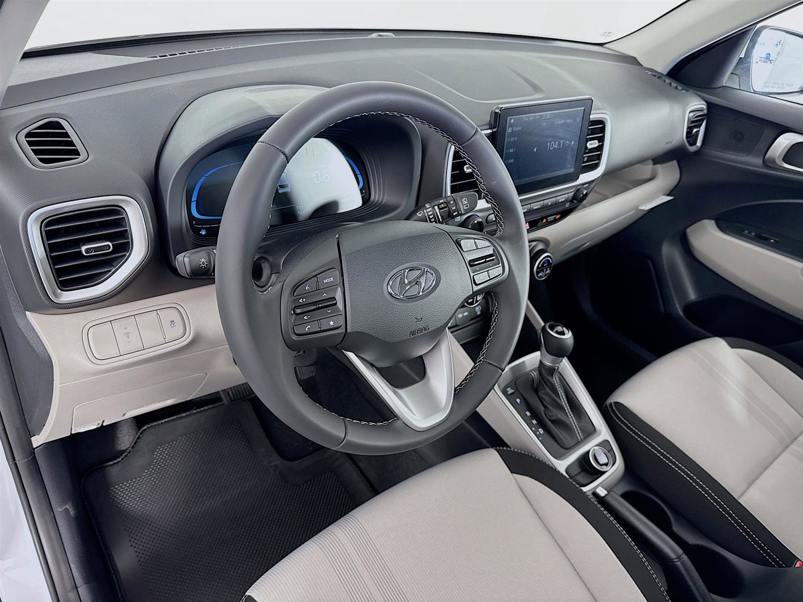 New 2025 Hyundai Venue SEL image 9