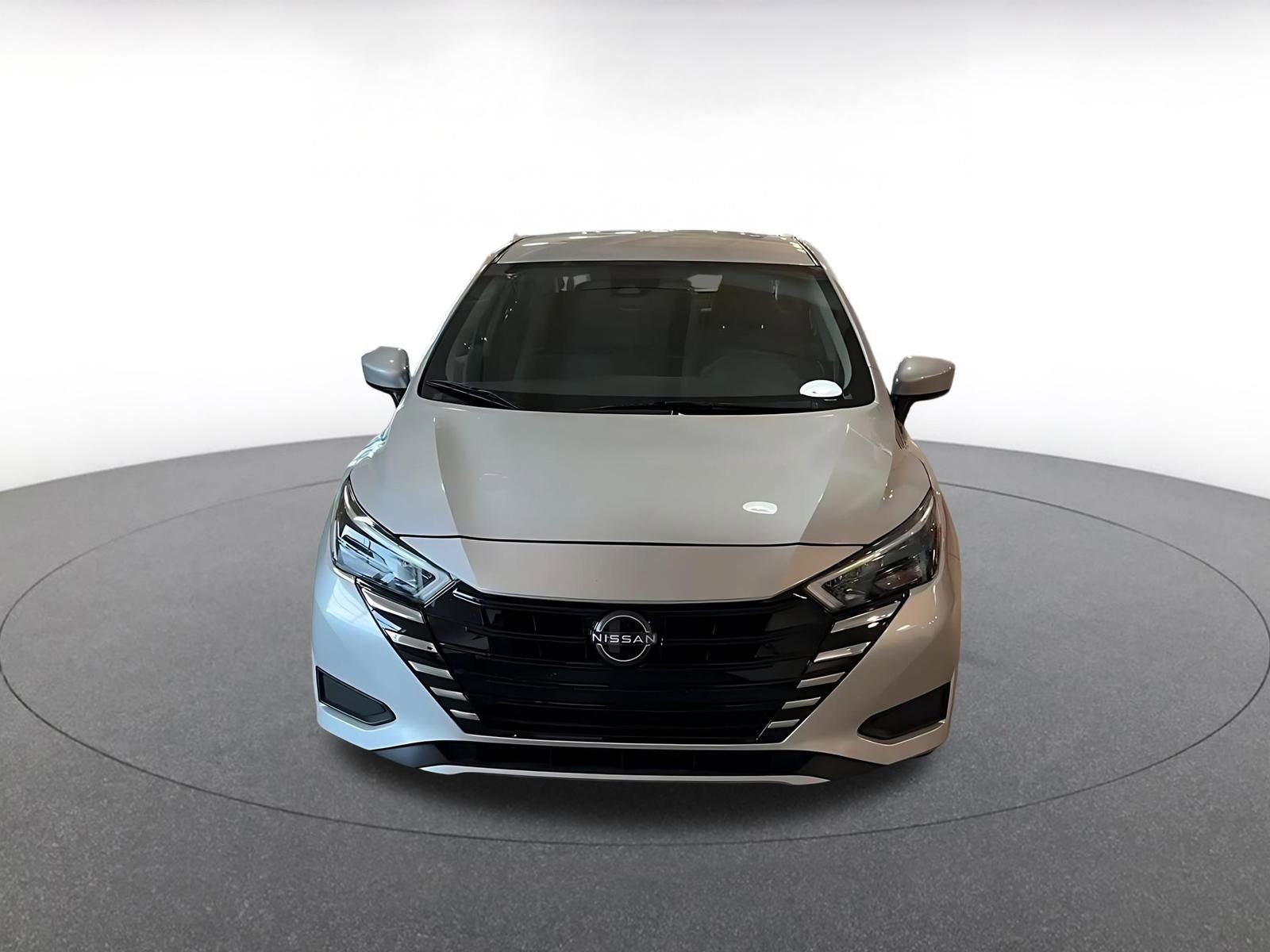 Used 2025 Nissan Versa SV image 4