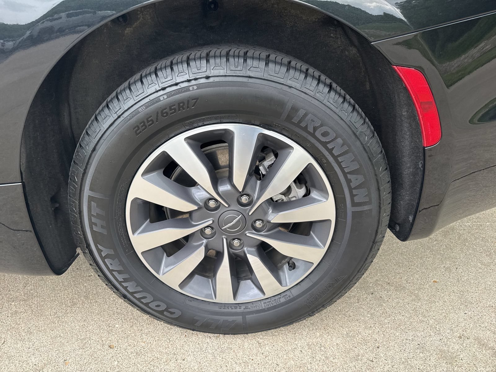 Used 2024 Chrysler Pacifica Limited FWD image 11