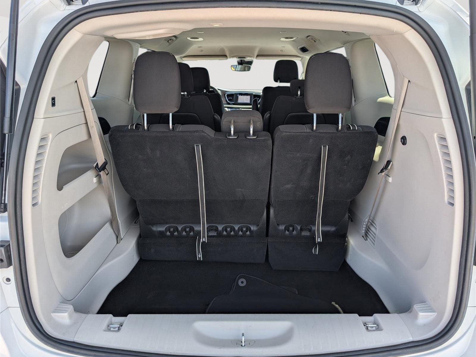 Used 2023 Chrysler Voyager LX FWD image 12