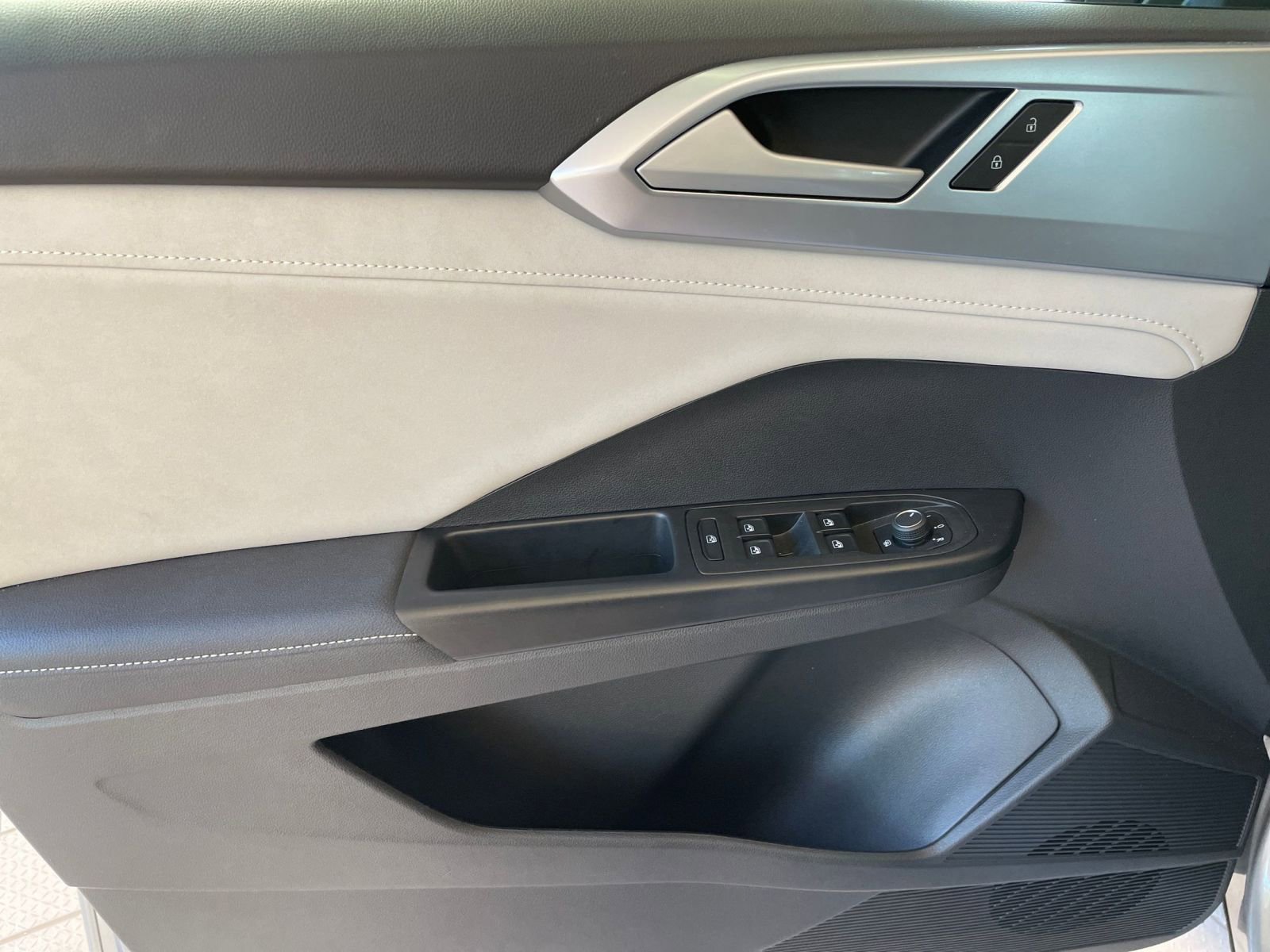 Used 2025 Volkswagen Taos SE image 30