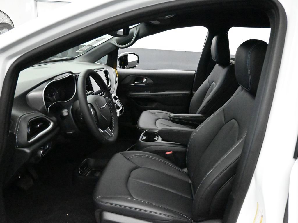 Used 2025 Chrysler Pacifica Select FWD image 11