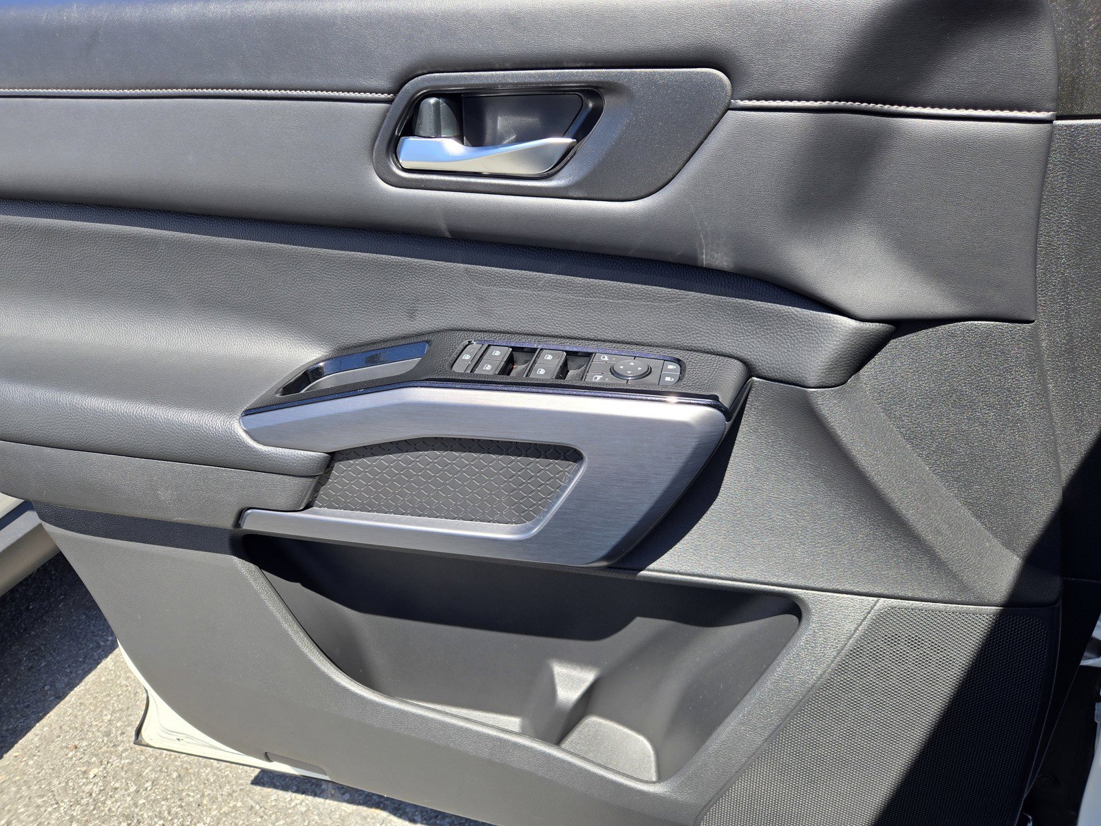 Used 2023 Nissan Pathfinder SL w/ Lighting Package (N92) FWD image 26