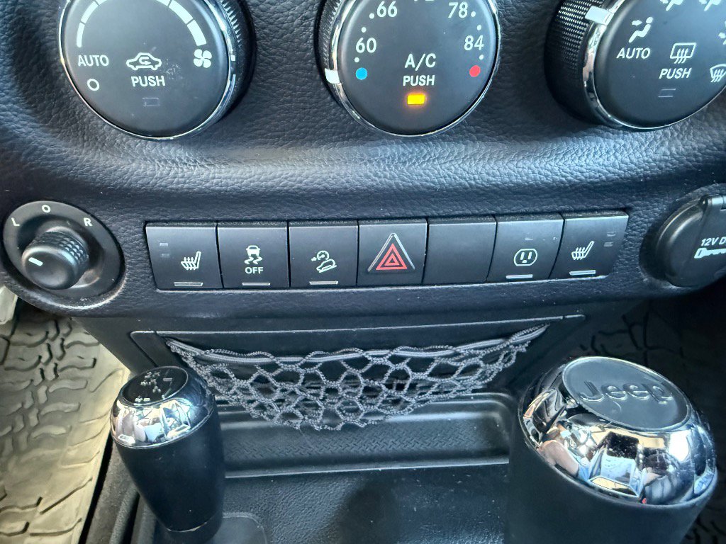 Used 2016 Jeep Wrangler Unlimited Rubicon AWD/4WD image 18
