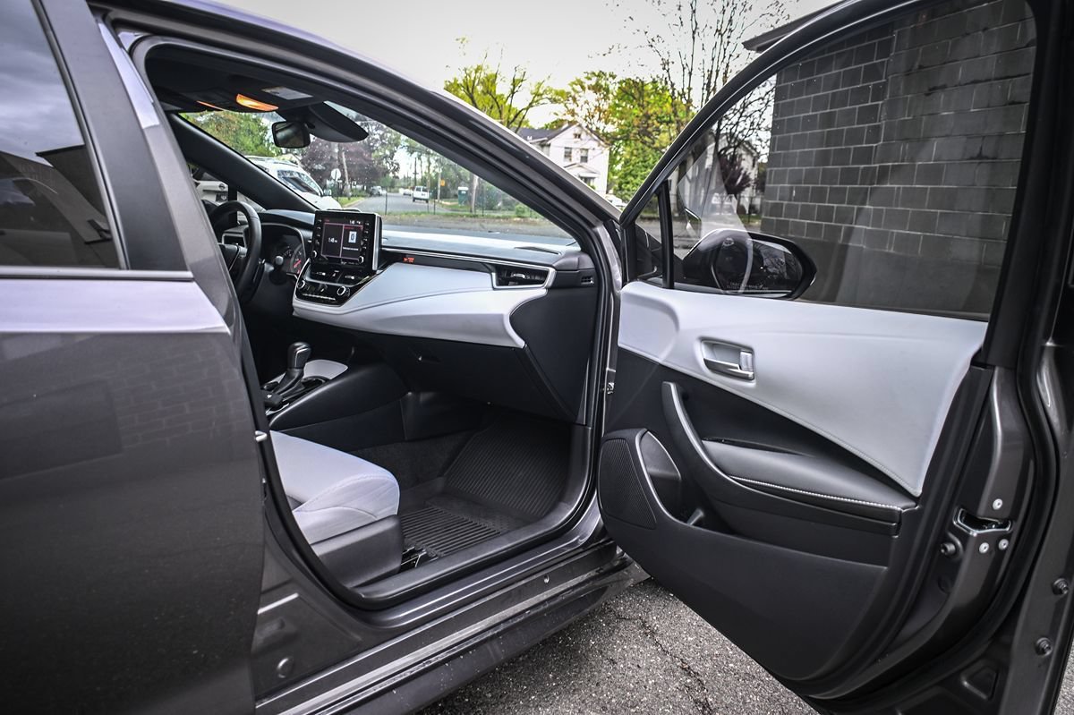 Used 2021 Toyota Corolla SE w/ SE Preferred Package FWD image 17