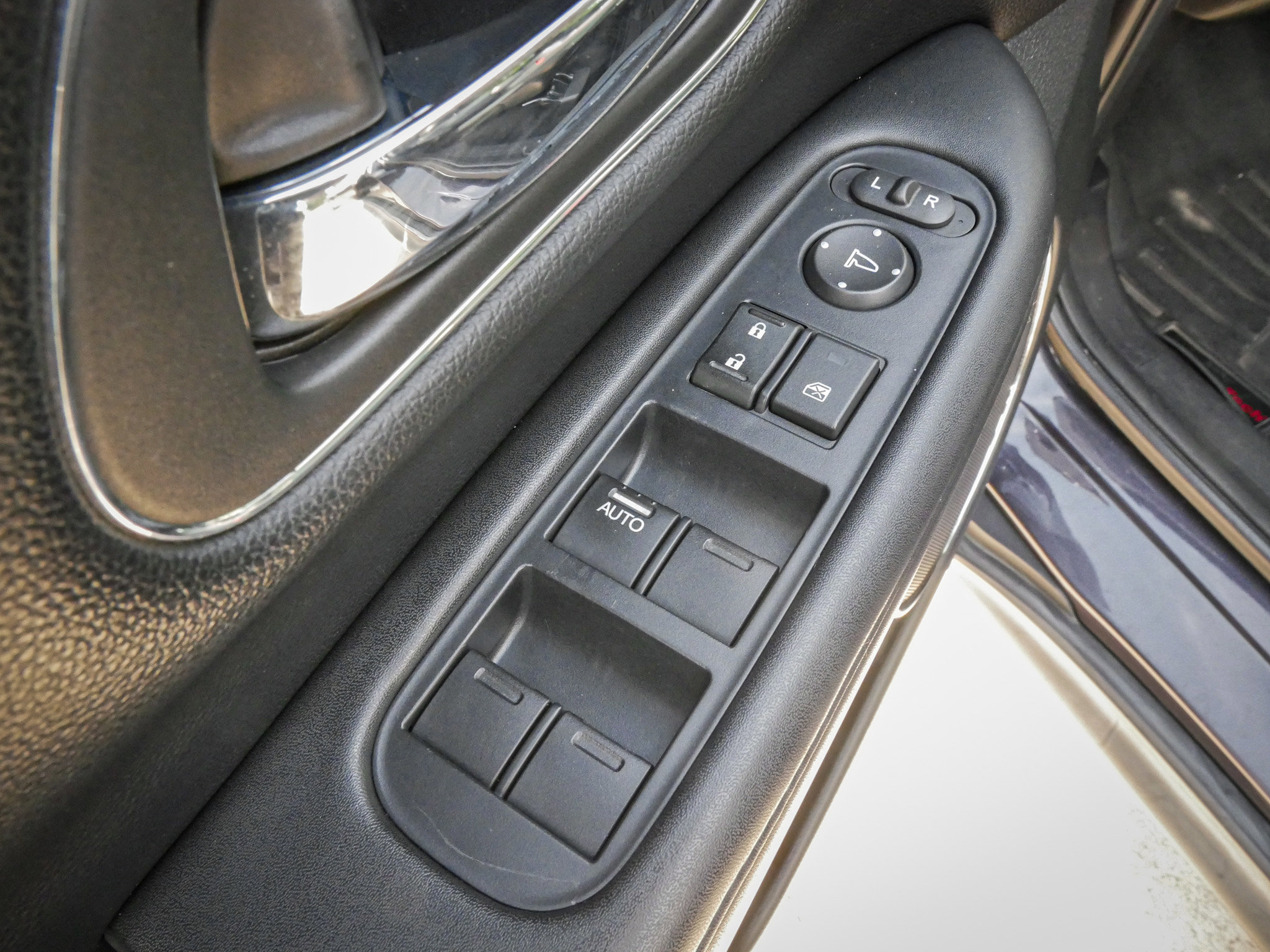 Used 2017 Honda HR-V EX-L image 15