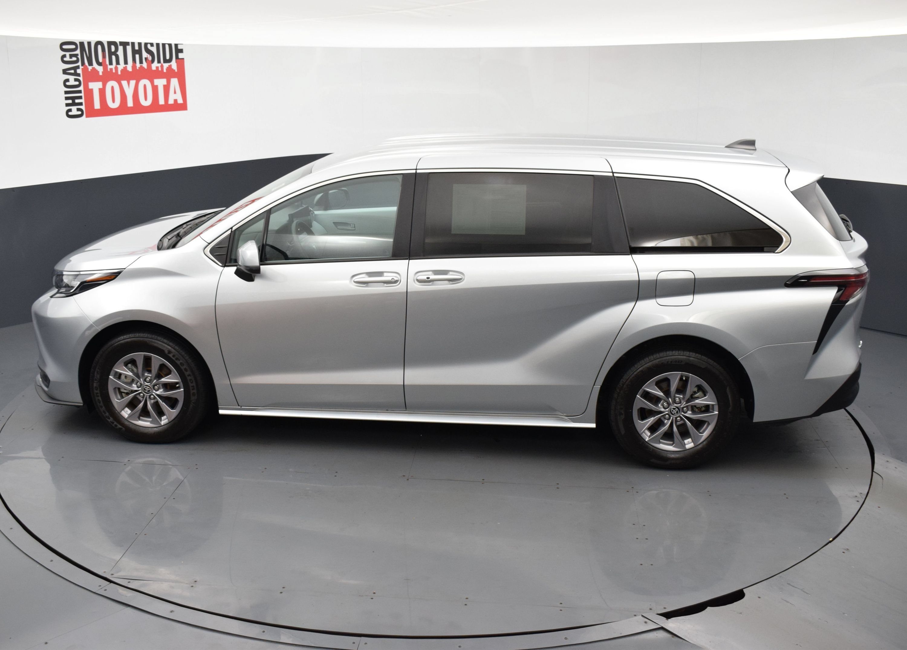 Used 2025 Toyota Sienna LE FWD image 19