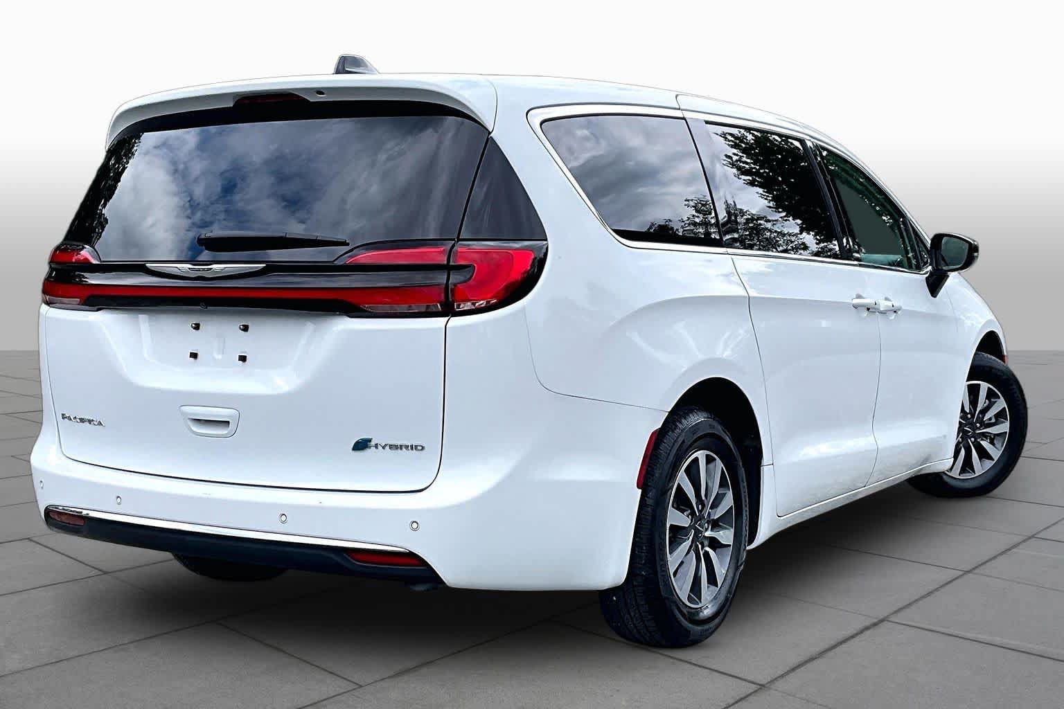 Used 2024 Chrysler Pacifica Limited FWD image 13