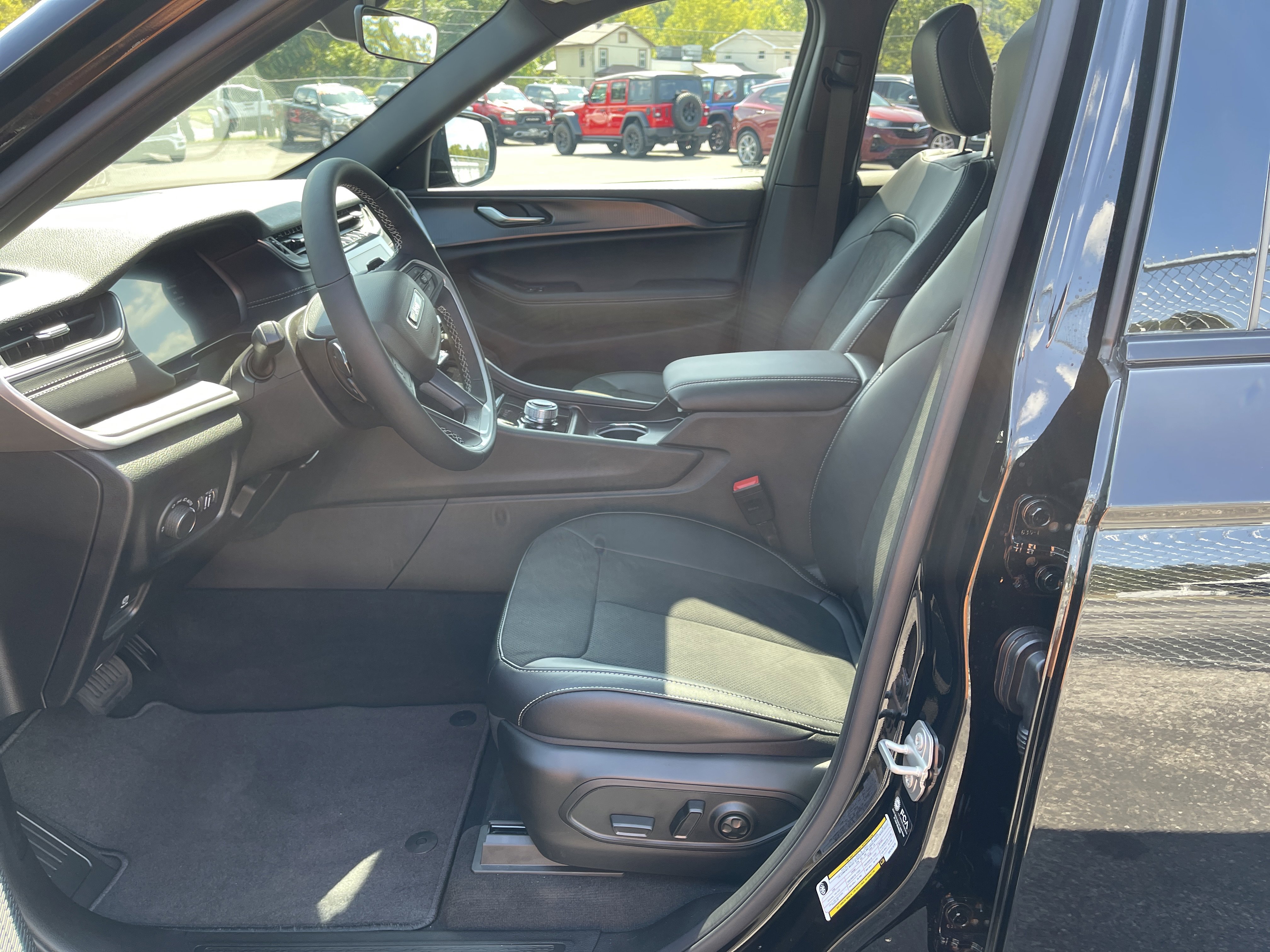 New 2025 Jeep Grand Cherokee Altitude image 10