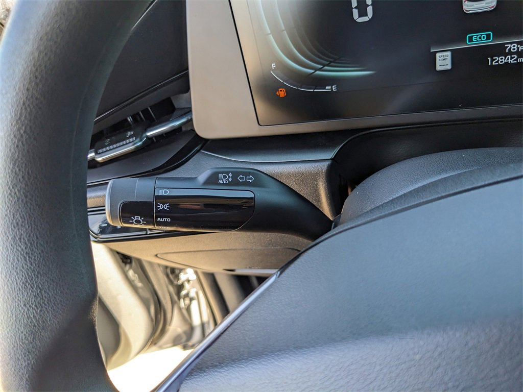 Used 2025 Kia Niro LX image 31