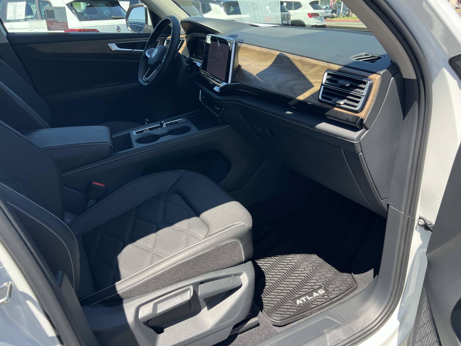 Certified 2025 Volkswagen Atlas SE FWD image 30