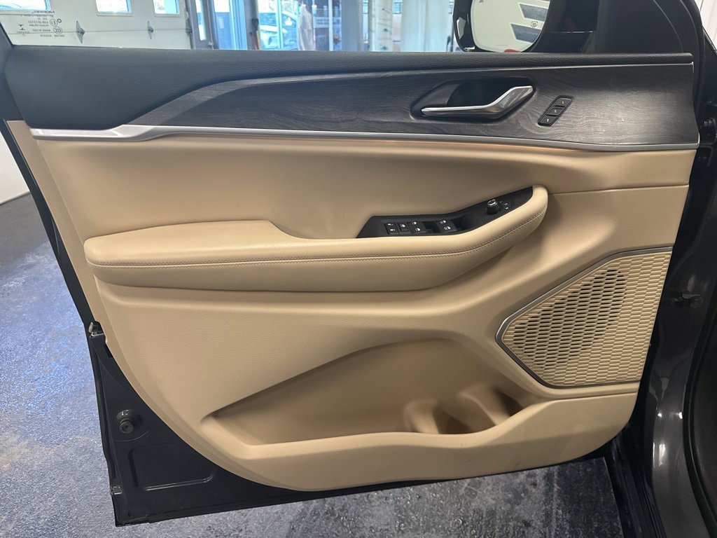 Used 2022 Jeep Grand Cherokee Limited w/ Luxury Tech Group II image 11