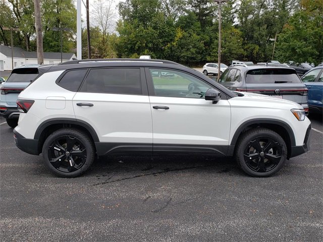 New 2025 Volkswagen Taos SE image 2