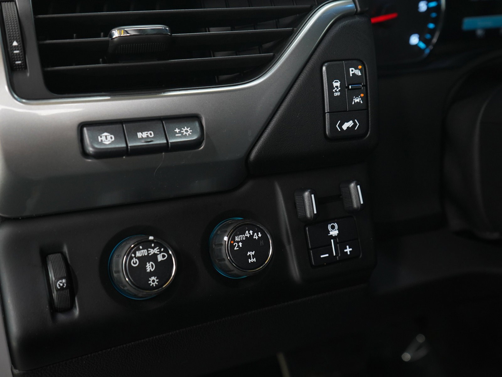 Used 2018 Chevrolet Suburban Premier w/ RST Edition AWD/4WD image 30