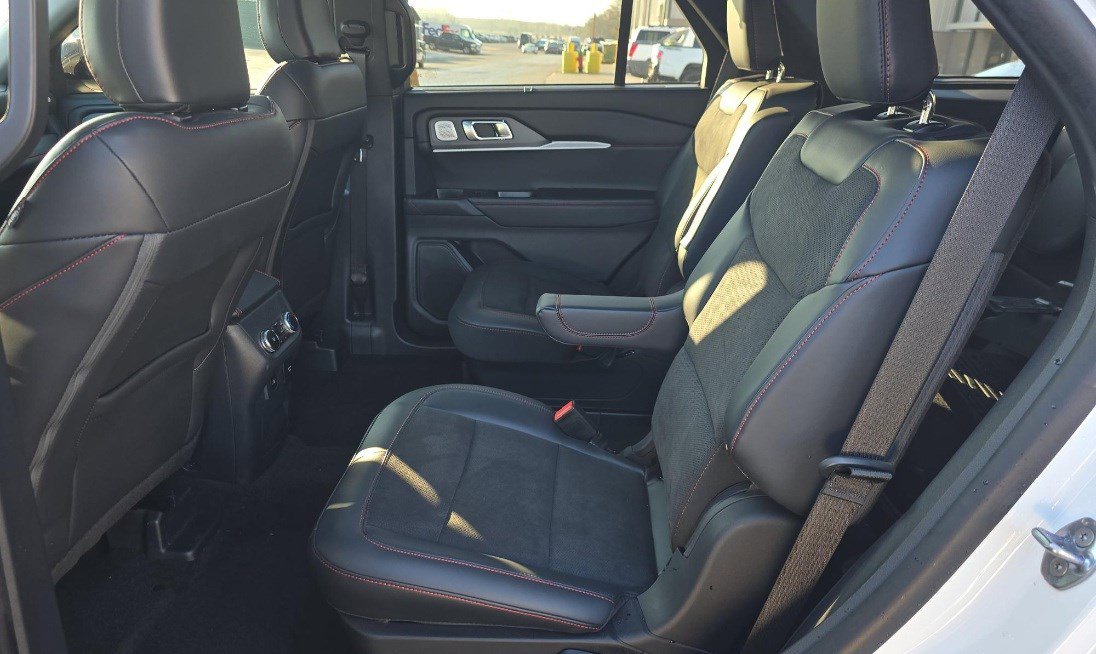 Used 2025 Ford Explorer ST image 3